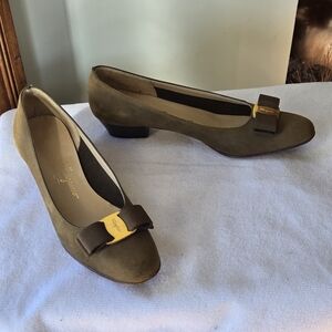 ✨ Salvatore Ferragamo Vintage Vara Suede Bow Pumps - Olive Green 7.5